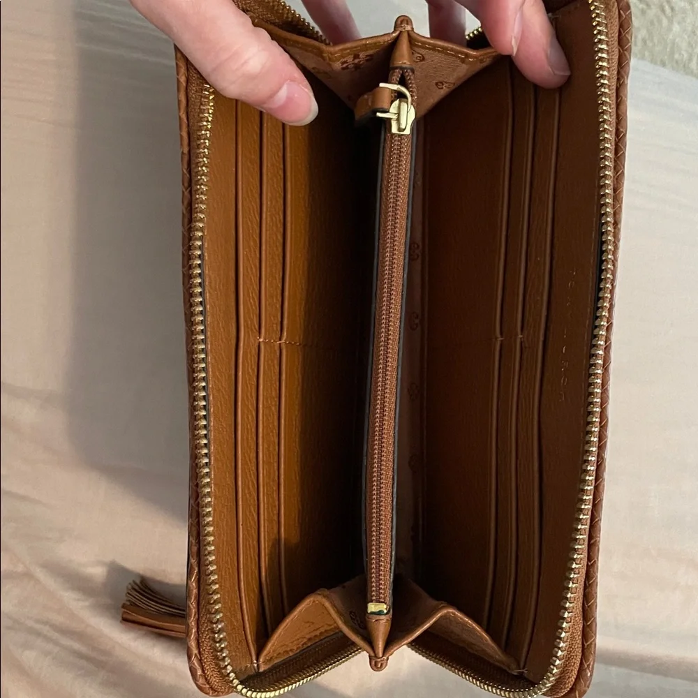 Tory Burch zip around wallet - Picture 3 of 3